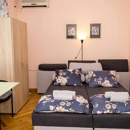 Apartment Two Bedroom Retreat I Near Municipality